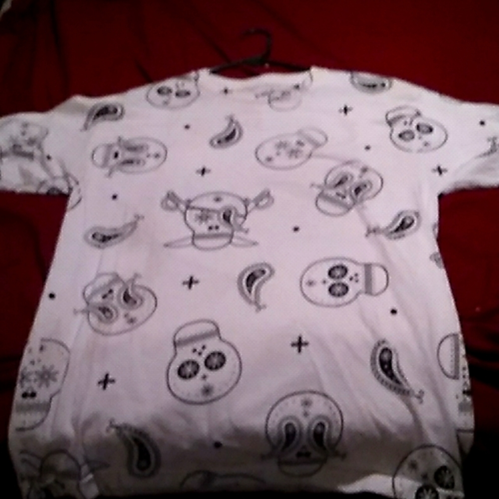 MANIK, large, white skull paisley all over print.